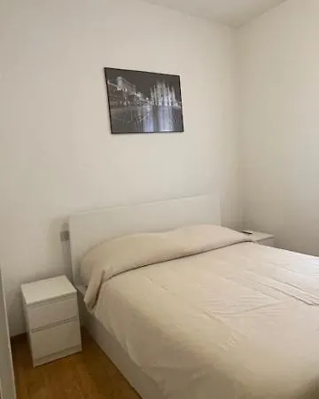 Two-room San Babila Apartment Mailand